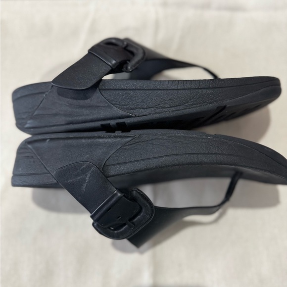 FitFlop Black leather flip flops with buckle - Picture 6 of 7